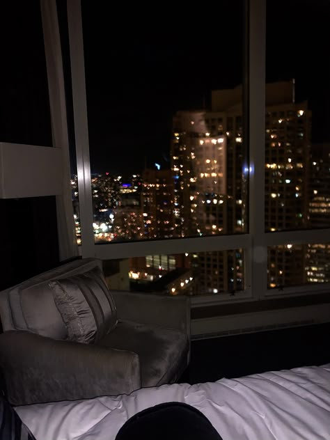 London Hotel Room View Night, Nyc Hotel View, Hotel In Chicago, Chicago Hotel Aesthetic, Chicago Nightlife Aesthetic, City Hotel Aesthetic, New York Hotel Aesthetic, Hotel Stay Aesthetic, Nice Hotel Aesthetic