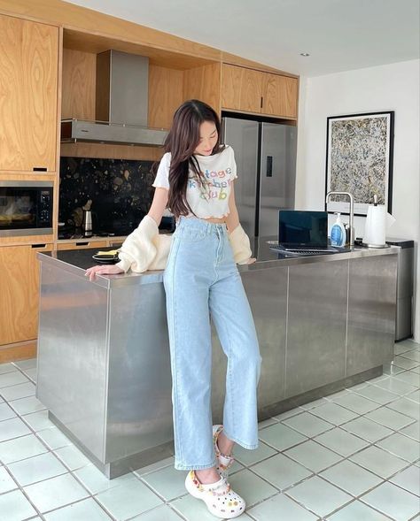 Casual Outfits Crocs, Crocs Outfit Ideas For Women, Outfits To Wear With Crocs Casual, Korean Crocs Outfit, Women Clogs Outfits, Crocs Outfit Summer Women, Korean Crocs, Crocs Fashion Outfit, Crocs Outfits Women