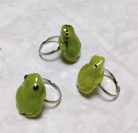 Green Jewelry Aesthetic, Weird Rings, Aesthetic Trinkets, Frog Accessories, Frog Things, Weird Accessories, Frog Rings, Frog Heart, Polymer Clay Craft