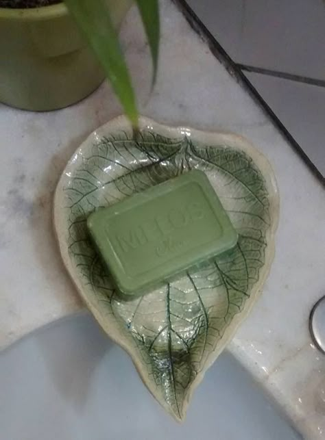 Leaf Soap Dish, Air Dry Clay Soap Dish Diy, Soap Dishes Ceramic, Soap Holder Ceramic, Air Dry Clay Soap Dish, Beginner Ceramics Projects, Utilitarian Ceramics, Clay Soap Dish, Cerámica Ideas