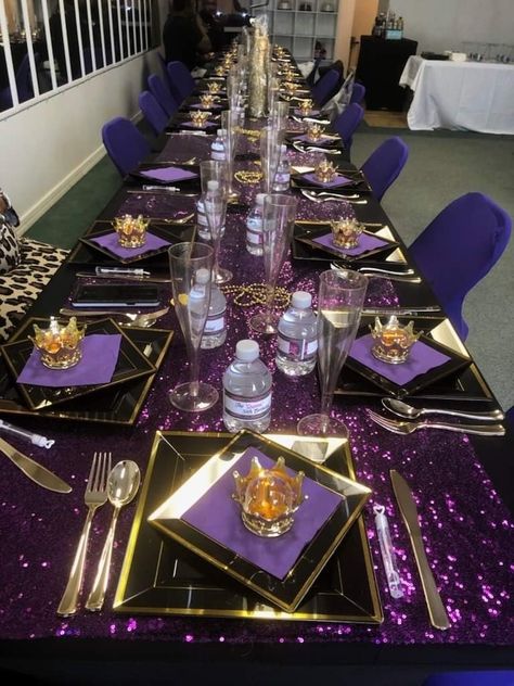 Purple Gold White Birthday Party Decorations, Royal Table Setting Party Ideas, Royal Purple Party Theme, Purple And Gold Table Setting Ideas, Black White Gold Purple Party, Rectangle Table Decor Party, Shades Of Purple Table Decor, Royal Purple Birthday Theme, Purple And Gold Dinner Party