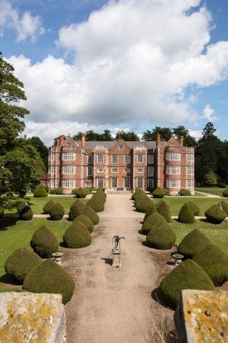 Country Estate Homes England, New England Estate, French Manor House, English Estates, British Nobility, English Architecture, Secluded Cabin, Country Manor, British Country