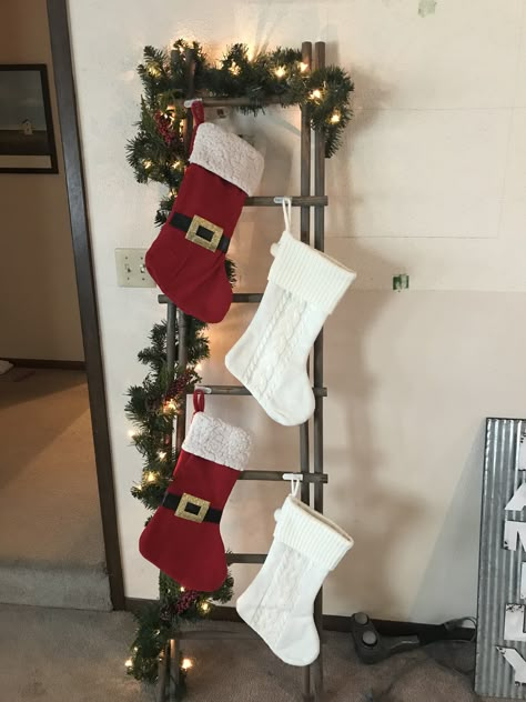 Christmas Ladder Decor, Christmas Ladders Ideas, Christmas Ladder, Wooden Ladders, Blanket Ladders, Christmas Decorations Apartment, Pretty Christmas Decorations, Christmas Stockings Diy, Christmas Apartment