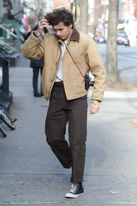 First Daniel Day-Lewis, Now Brooklyn Beckham Is Rocking Carhartt | Vogue Carhartt Outfit Men, Carhartt Jacket Outfit, Carhartt Outfit, Men Fall Outfits, Mens Street Style Summer, Mens Fall Outfits, Mens Winter Fashion Outfits, American Workwear, Brooklyn Beckham