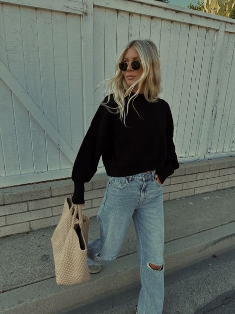 Cropped Sweatshirt Outfit, Cropped Sweater Outfit, Fall Fashion 2023, Crewneck Outfit, Cropped Crewneck, Casual Fall Outfits, Mom Outfits, Looks Style, Fall Winter Outfits