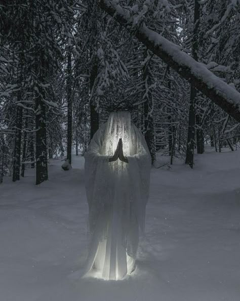 Winter Goddess, Winter Witch, Ghost Of Christmas Past, Folk Horror, Welcome Winter, Dark Christmas, Witch Aesthetic, Foto Art, Christmas Past