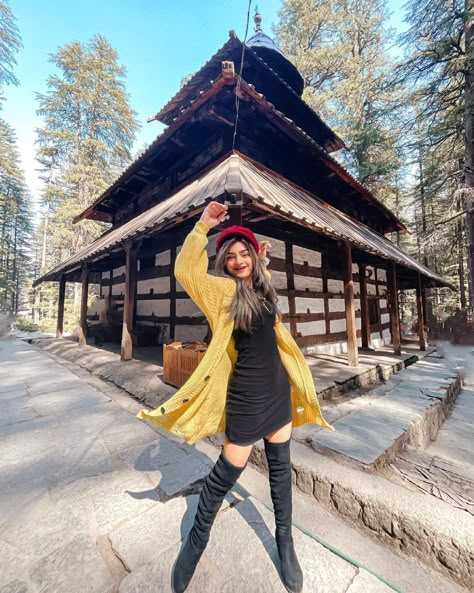 Winter Travel Outfit India, Kashmir Tour Outfits, Dresses To Wear In Kashmir Trip, Spiti Valley Outfit Women, Kashmir Outfit Ideas In June, Outfits For Hill Station Trip, Manali Outfit Ideas Women, Darjeeling Outfit Ideas, Hill Station Outfit Ideas For Women