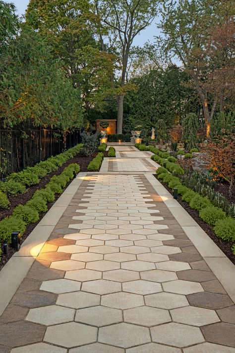 Grass Stepping Stones Pathways, Modern Garden Paths, Paved Garden Ideas Backyard Designs, Pavers In Grass Lawn, Paving Design Landscape, Compound Design Ideas, Paving Block Design, Front Walkway Ideas, Modern Walkway