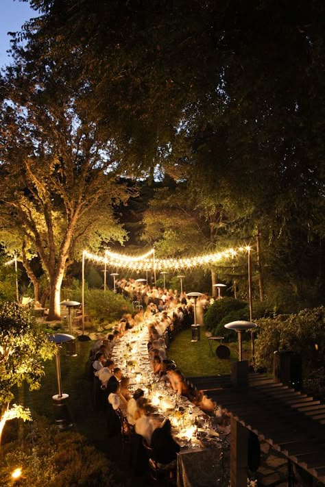 A mid summer nights dream fairytale party whith all the guests dining under twinkle lights and the night sky  Photography by www.giacanali.com, Submitted by Wedding Spots, Big Dinner, Party Lighting, Tafel Decor, Outdoor Dinner, Night Wedding, Long Table, Outdoor Party, Wedding Lights