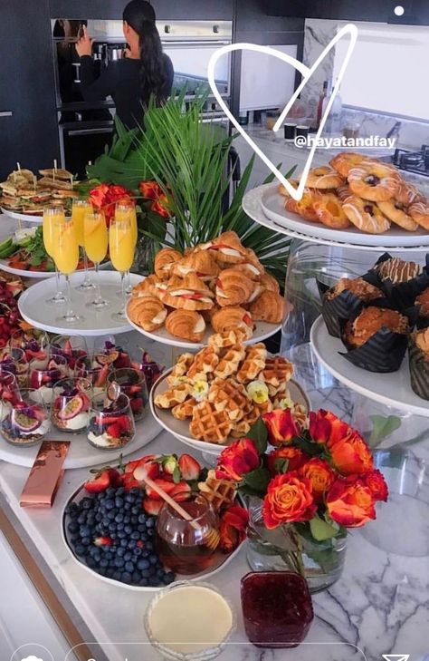 Brunch Get Together Ideas, Sit Down Brunch Party, Elegant Brunch Food Ideas, Cute Breakfast Buffet Ideas, Wedding Food Breakfast For Dinner, Senior Breakfast Table Ideas, Spring Brunch Buffet, Anniversary Brunch Ideas At Home, Birthday Brunch For Him