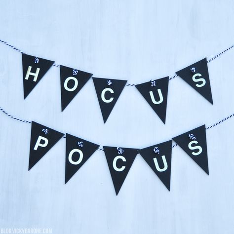 DIY Hocus Pocus Halloween Banner | Vicky Barone Diy Hocus Pocus, Hocus Pocus Halloween, Halloween Is Coming, Witchy Crafts, Halloween Banner, Party Diy, Diy Party Decorations, Hocus Pocus, Diy Party