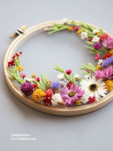 Embroidery Ring Decor, Large Oval Embroidery Hoop Ideas, Embroidery Ring Holder, Embroidery Ring Decor Wall Art, Tulle Embroidery Hoop, Embroidery Hoops With Lace, Dried Flowers Embroidery Hoop, Dried Flower Hoop For Bridesmaid, Dried Flower Hoop Wreath