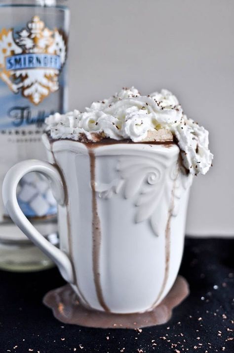 25 Holiday Cocktails To Try... - Afternoon Espresso Boozy Hot Chocolate, Homemade Baileys, Spiked Hot Chocolate, Gluten Free Beer, Cocktails To Try, Hot Chocolate Bars, Chocolate Caliente, Hot Chocolate Recipes, Beer Recipes