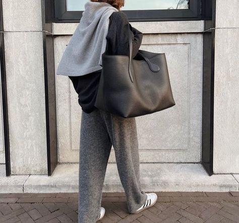 @modedamour | Instagram Big Bags For Women Outfit, Big Tote Bag Outfit, Large Tote Bag Outfit, Black Tote Bag Outfit, Black Tote Outfit, Leather Tote Bag Outfit, Hobo Bag Outfit, Black Bag Outfit, Jeanette Madsen