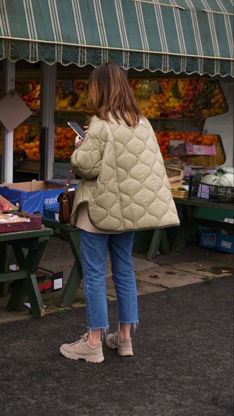 #thefrankieshop #quiltedjacket #autumnoutfits #streetstylefashion Quilted Jacket Street Style, Quilted Jacket Outfit, Liner Jacket, Outerwear Trends, Winter Mode, Quilted Puffer Jacket, Quilt Jacket, Mode Inspo, 가을 패션