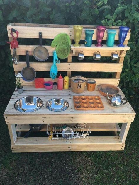 Outdoor Play Kitchen, Mud Kitchen For Kids, Pallet Furniture Designs, Play Kitchens, Outdoor Play Areas, Kids Outdoor Play, Pallet Creations, Pallet Decor, Mud Kitchen