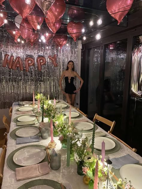 Dinner Party 18th Birthday, Birthday Table Layout, 18th Birthday Party Table Set Up, Decorating Birthday Table Ideas, Aesthetic Party Backdrop, 18th Birthday Table Ideas, 18th Dinner Party Ideas, Aesthetic Dinner Party Table, Sweet 16 Dinner Table