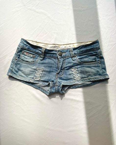 small hot pants drop 💖 XS-S for now, but will be back with other sizes soon 💋 ⓵ blue y2k denim micro shorts with low waist, waistline 38 cm, 18€ ⓶ brown grey-ish denim used look y2k micro shorts with low waist, waistline 40cm, 20€ ⓷ New Levi’s 501 cutoff shorts with high waist in gorgeous lavender color, size 25, waistline 36 cm, 35€ *DM to buy 💌 * for reference I normally wear XS and my height is 165cm * pick-up in Vienna or shipping internationally Low Rise Mini Shorts, 25 Waistline, Micro Shorts, Style Bundle, Blue Y2k, Y2k Denim, Cutoff Shorts, Levi’s 501, Lavender Color