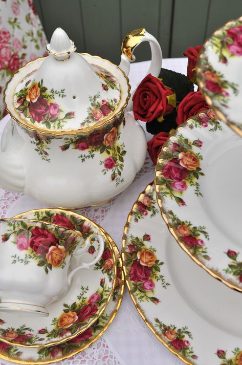 Plates And Cups, Country Rose, Decoration Shabby, Royal Albert Old Country Roses, Royal Albert China, Old Country Roses, Tea Cups And Saucers, Sushi Set, Gold Flatware