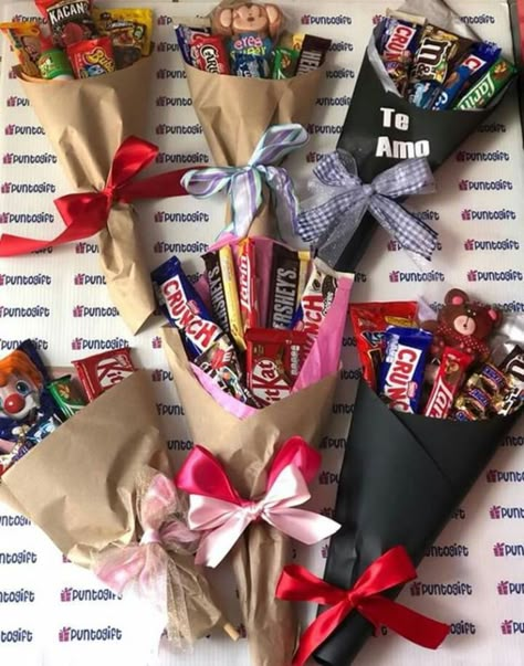 Box Candy Bouquet, Ideas Para Vender En San Valentin, Joululahjat Diy, Hadiah Diy, Candy Gift Baskets, Candy Bouquet Diy, Diy Christmas Gifts For Family, Diy Christmas Presents, Candy Bouquets