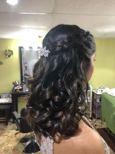 Soft curls with braid pinned at back with clip Hair For Quince Guest, Dama Quinceanera Hairstyles, Fancy Hairstyles For Medium Length Hair, Short Hair Quinceanera Hairstyles, Short Quince Hairstyles, Dama Hairstyles Quinceanera, Curled Half Up Half Down, Hairstyles Loose Curls, Half Up Half Down Curled