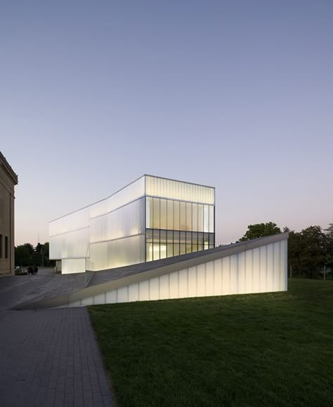 STEVEN HOLL ARCHITECTS, Raul J. Garcia, Chris Mcvoy · Nelson Atkins Museum Addition · Divisare Steven Holl Architecture, Architecture College, Richard Rogers, Steven Holl, Facade Lighting, Santiago Calatrava, Alvar Aalto, Architecture Exterior, Facade Architecture