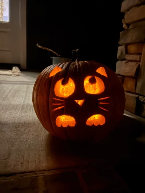 Cute Aesthetic Pumpkin Carving Ideas, Preschool Pumpkin Carving Ideas, Cat Punkin Carving Ideas, Adorable Pumpkin Carving Ideas, Simple But Cute Pumpkin Carving Ideas, Easy Girly Pumpkin Carving Ideas, Cat Silhouette Pumpkin Carving, Capybara Pumpkin Carving, Pumpk8n Carving