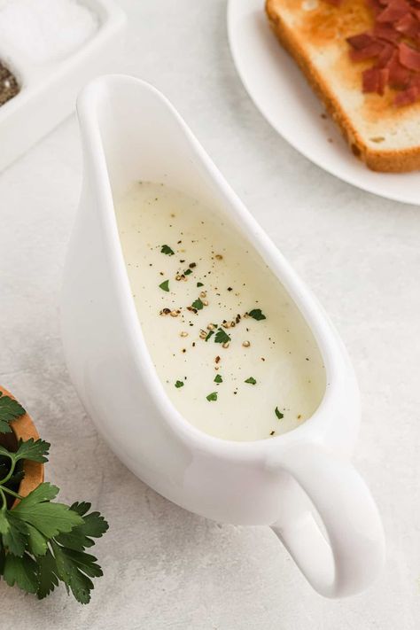 White gravy in a white gravy boat ready to serve Best White Gravy Recipe, Sauce For Potatoes, White Gravy Recipe, Chicken Mashed Potatoes, Grandbaby Cakes, Country Fried Steak, White Gravy, Country Fried, Fried Steak