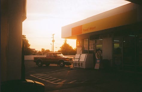 Olivia Bee, Midwest Emo, Ethel Cain, Final Fantasy Xv, Photography Aesthetic, Cinematic Photography, Life Is Strange, Gas Station, Aesthetic Vintage