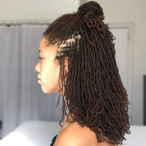 Elizabeth - DIY Microlocs on Instagram: “#diymicrolocs sometimes I think the half up bun looks ridiculous bc the locs on top are so small and numerous. But then I take a side view…” Sista Locs Sister Locks, Medium Microlocs, Micro Locks Hair Styles, Dyed Microlocs, Sister Locs Sisterlocks, Micro Twists Natural Hair, Colored Microlocs, Long Micro Locs, Long Microlocs