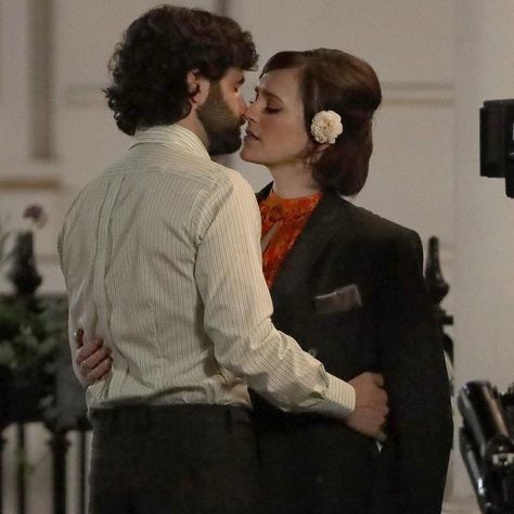 Charlotte Ritchie, Killer Joe, Joe Goldberg, Best Selling Novels, Brunette Bob, Peyton Sawyer, Penn Badgley, Kissing Him, Best Tv Shows