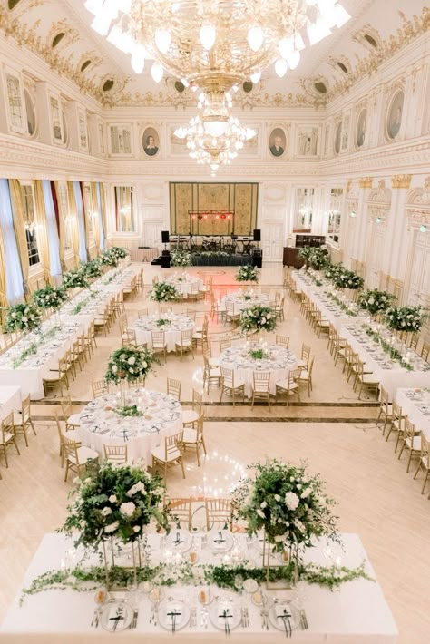 Wedding Venues Indoor Decor, Royal Wedding Venue Ideas, Indoor Classic Wedding, Dinner Wedding Decoration, Wedding Venues Hotel, Wedding Decorations Classic Elegant, Ballroom Wedding Venue Ideas, Hotel Venue Wedding, Classic Wedding Set Up