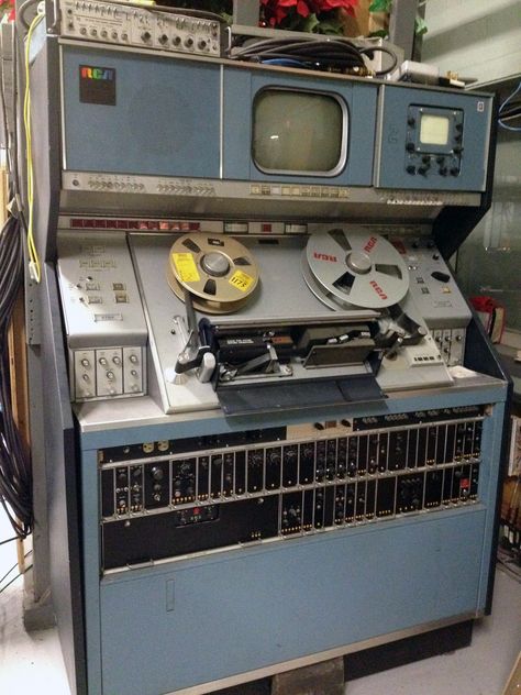 July 16: Antique - RCA TR-70C 2-inch Quadruplex Video Tape Recorder (VTR). VPT bought the 1,800 lb piece of equipment in 1976, and used it until 1991. #VPTJulyPix    Facebook post: https://www.facebook.com/photo.php?fbid=10150964338056242=a.108925231241.98039.104995561241=1 Machine Aesthetic, Atomic Space Age, Computers Tablets And Accessories, Computer History, Old Technology, Vintage Television, Television Set, Video Tapes, Control Panels