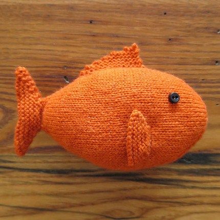 Knit Fish, Knitted Fish, Stuffed Fish, Knitted Toys Free Patterns, Animal Knitting Patterns, Knitting Patterns Toys, Knitted Animals, Fish Patterns, Knitted Dolls