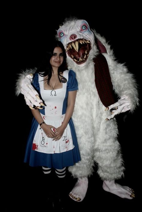 Alice and one very scary rabbit cosplay White Rabbit Costumes, Rabbit Cosplay, Easy College Halloween Costumes, Strašidelný Halloween, Creepy Halloween Costumes, Halloween Parejas, Best Friend Halloween Costumes, Rabbit Costume, Alice In Wonderland Costume