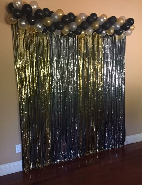 DIY photo booth for graduation party. #DIY #Graduation #Party #NewYear #Photobooth #Balloons Photo Booth For Graduation, Party Decorations For Adults, Diy Graduation Party, Diy Fotokabine, Graduation Party Photo Booth, Newyear Party, Booth Diy, Trendy Party Decor, Birthday Party Decorations For Adults