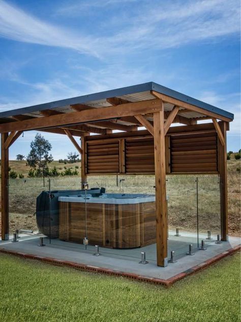 Small Backyard Privacy, Outdoor Kitchen Hot Tub, Backyard Hot Tub Privacy, Hot Tub Enclosure Ideas, Hot Tub Privacy Ideas, Rustic Hot Tubs, Outdoor Fire Pit Patio, Hot Tub Deck Design, Hot Tub Enclosure