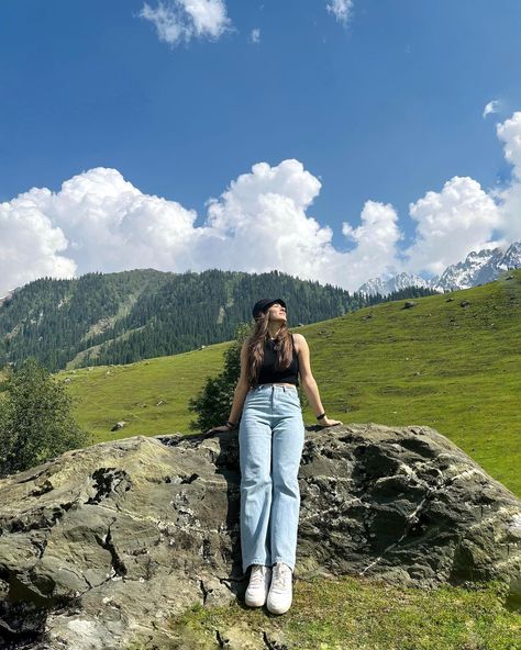 Traveling Pics Aesthetic, Aesthetic Poses In Nature, Outfit Ideas For Ladakh Trip, Travelling Photos Ideas, Shimla Trip Outfit Ideas, Travel To Mountains, Poses In Mountain Women, Photo Ideas For Mountains, Outfits For Shimla Trip