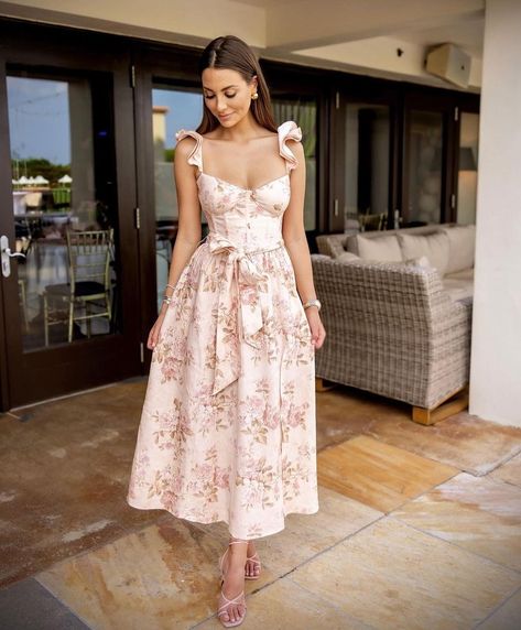 V. Chapman | Perfect shower dress @kelleyflanagan in The Vera Dress in Peach Tapestry 🌸💕 | Instagram Peach Outfits, Wardrobe Transformation, Peach Outfit, Feminine Dressing, Peach Clothes, V Chapman, Shower Dress, Classy Gowns, Iphone Instagram