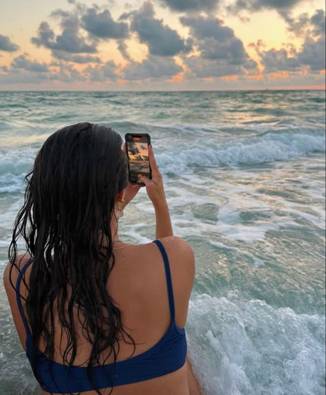 Beach Photography Poses Women, Beach Girl Aesthetic, Summer Picture Poses, Shotting Photo, Summer Goals, Foto Poses, Foto Ideas Instagram, Summer 24, Beach Poses