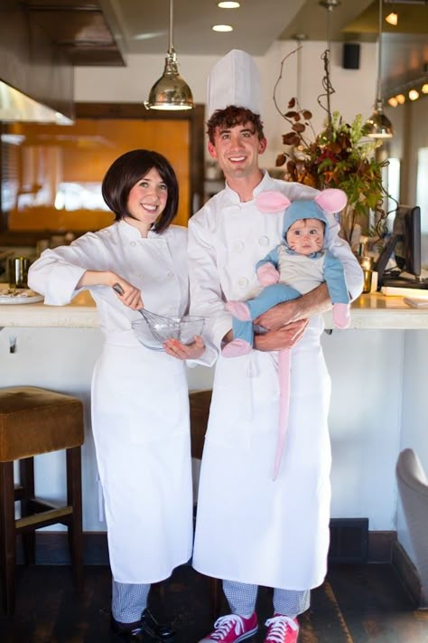 DIY Halloween Costumes Ideas - Ratatouille Family DIY Costume Cute Idea via The House of Cornwall Family Themed Halloween Costumes, First Halloween Costumes, Themed Halloween Costumes, Baby Kostüm, Cute Couple Halloween Costumes, Disney Halloween Costumes, Halloween Family, Group Halloween Costumes