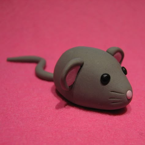 fimo mouse Clay Date, Polymer Clay Kunst, Easy Clay Sculptures, Jumping Clay, Clay Crafts For Kids, Mouse Crafts, Polymer Clay Figures, Tanah Liat, Clay Crafts Air Dry