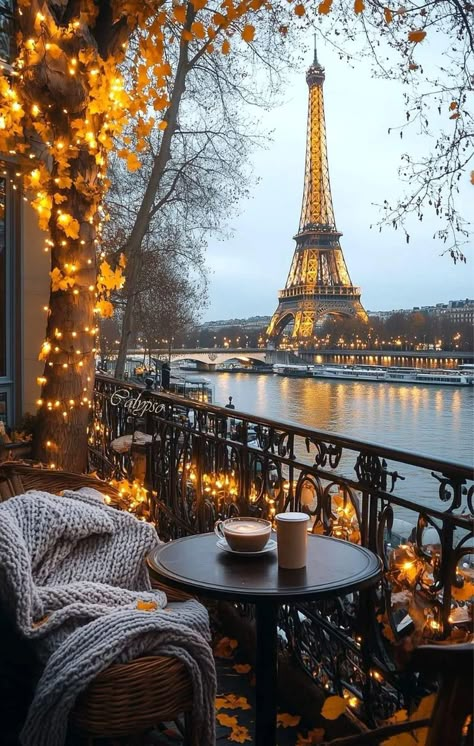 Fall Paris Aesthetic, Paris Background Wallpapers, Ifel Tower Wallpapers, Paris Fall Aesthetic, Autumn Cozy Wallpaper, Paris Autumn Aesthetic, Paris Lifestyle Aesthetic, Warm Autumn Aesthetic, Hot Chocolate In Paris