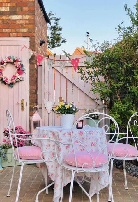 https://youtu.be/2bCL6PNLgug Shabby Chic Patio Ideas, Shabby Chic Backyard, Pink Backyard, Pink Patio, Shabby Chic Patio, Design A Garden, Cottage Patio, Garden Sitting Areas, Muebles Shabby Chic