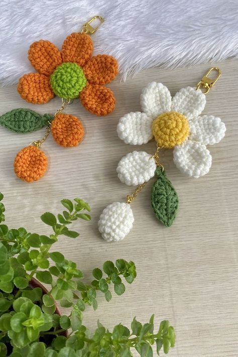 Amigurumi Daisy Flower, Crochet Daisy Keychain Pattern Free, Amigurumi Flower Keychain, Crochet Flowers Keychain, 4ply Crochet Patterns Free, Crochet Flower Keychain Pattern, Crochet With Embroidery Thread, Keychain Amigurumi Free Pattern, Crochet Flower Keychain Pattern Free