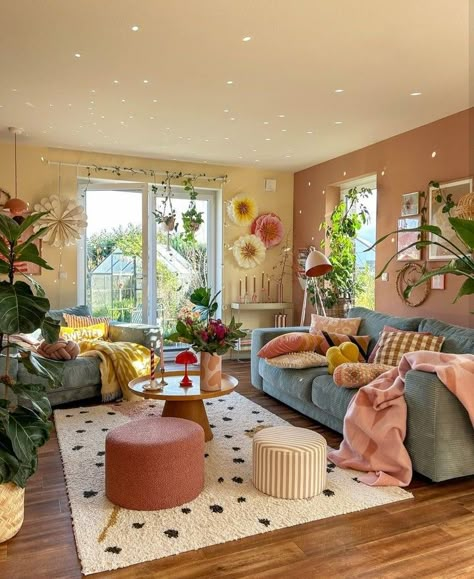 Dopamine Living Room Decor, Eclectic Pink Living Room, Feminine Maximalist Decor, Boho Dopamine Decor, Small Apartment Decorating Colorful, Dopamine Living Room, Dopamine Decor Living Room, Girly Living Room Ideas, Pastel Living Room