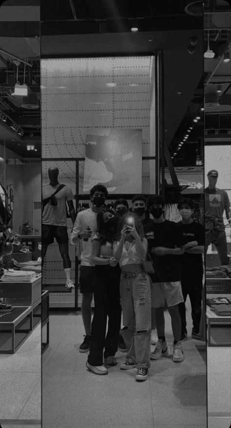 Mirror Selfie Black Aesthetic, Friends In Mall Aesthetic, Store Mirror Selfie Aesthetic, Fake Pictures Best Friend, Mirror Photo With Friends, Black Aesthetic Friendship, Mirror Selfie Aesthetic With Friend, Mall Selfie Ideas, Mirror Selfie Friends Aesthetic