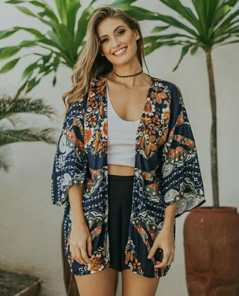 Kimono Cardigan Outfit, Rio Aesthetic, Kimono Pose, Shrug Outfit, Look Kimono, Boho Attire, Simple Style Outfits, 60s 70s Fashion, Aesthetic Dress