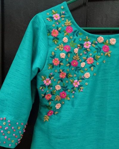 Thread Work Kurti Designs Amrodary Designs Blouse, Thread Work Kurti, Neck Design Ideas, Party Wear Kurta, Embroidery Kurti, Sugar Beads, Cotton Blouse Design, Churidar Designs, Kurti Embroidery