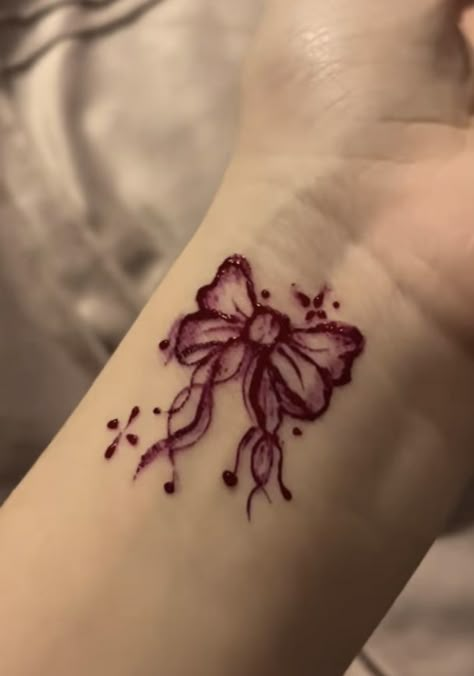 Hena Small Tattoo, Mehndi On Small Hands, Aesthetic Henna Tattoo Designs, Small Hand Tattoos Flowers, Small Aesthetic Hand Tattoos, Small Pen Tattoo Ideas, Henna On Small Hands, Small Henna Tattoos Wrist, Small Aesthetic Mehendi